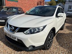 White Used 2015 Nissan Qashqai Tekna SUV | £6,795 (Fair price)