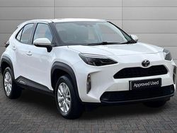 White Used 2022 Toyota Yaris Hybrid SUV | £19,550 (Fair price)