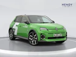 Pop green New 2025 Renault R5 Komfort Hatchback | £27,599 (Fair price)