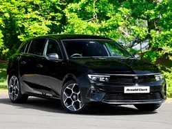 Two coat metallic carbon black New 2025 Vauxhall Astra Ultimate Hatchback | £27,498 (Fair price)