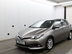 Bronze Used 2016 Toyota Auris Business Edition Hatchback | £8,377 (Fair price)