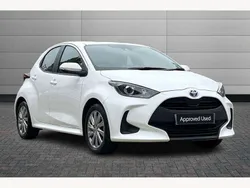 Pure white Used 2023 Toyota Yaris Hybrid Hatchback | £17,250 (Good price)