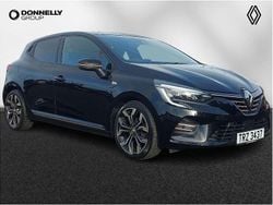 Metallic diamond black Used 2022 Renault Clio V SE Hatchback | £12,990 (Fair price)