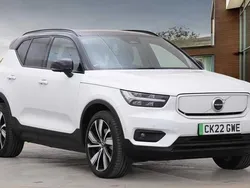 Crystal white Used 2022 Volvo XC40 Pro SUV | £28,790 (Fair price)