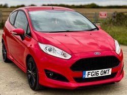 Red Used 2016 Ford Fiesta Zetec Hatchback | £5,990 (Fair price)