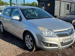 Silver Used 2009 Vauxhall Astra Design Edition Hatchback | £1,250 (Good price)