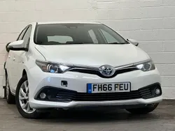 White Used 2016 Toyota Auris Hybrid Business Edition Hatchback | £7,995 (Fair price)