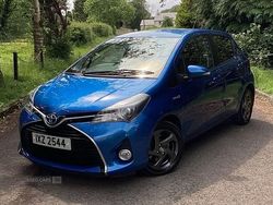 Blue Used 2015 Toyota Yaris Hybrid Hatchback | £9,495 (Fair price)
