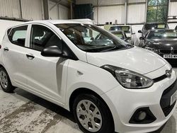 White Used 2015 Hyundai i10 Hatchback | £4,995 (Good price)