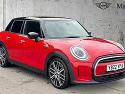 Chili red Used 2022 Mini Cooper Exclusive Hatchback | £17,998 (Fair price)