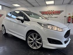 White Used 2014 Ford Fiesta Zetec Hatchback | £5,700 (Fair price)