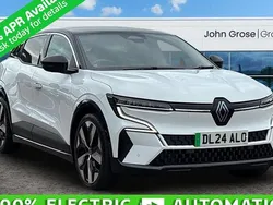 White/black Used 2024 Renault Mégane Komfort Hatchback | £21,995 (Fair price)