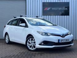 White Used 2017 Toyota Auris Hybrid Estate | £8,380 (Fair price)