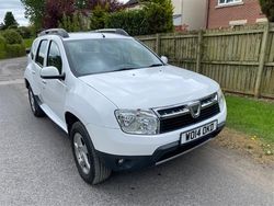White Used 2014 Dacia Duster Lauréate SUV | £3,790 (Fair price)