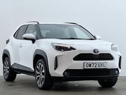 White Used 2023 Toyota Yaris Hybrid Design Estate | £19,798 (Fair price)