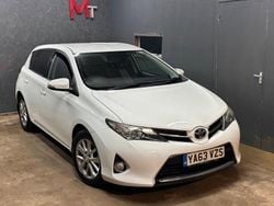 White Used 2014 Toyota Auris Hatchback | £4,490 (Good price)