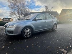 Blue Used 2005 Ford Focus Ghia Hatchback | £1,995 (Fair price)