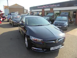 Darkmoon blue Used 2017 Vauxhall Insignia SRi Hatchback | £10,995 (Fair price)