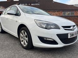 White Used 2014 Vauxhall Astra Design Edition Estate | £3,490 (Fair price)