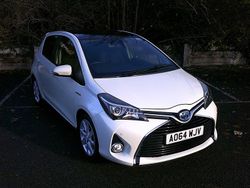 White Used 2014 Toyota Yaris Hybrid Hatchback | £9,495 (Fair price)