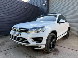 White Used 2017 VW Touareg R-line Plus SUV | £22,000 (Fair price)