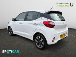 White Used 2024 Hyundai i10 Advanced Hatchback | £15,000 (Fair price)