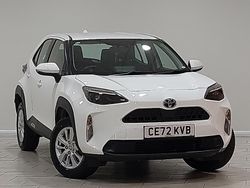 White Used 2022 Toyota Yaris Hybrid Estate | £17,998 (Good price)