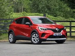 Flame red Used 2022 Renault Captur Iconic SUV | £13,475 (Fair price)