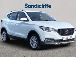 Solid polar white Used 2018 MG ZS Excite Sedan | £9,435 (Fair price)