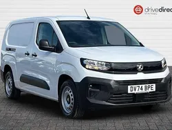 Solid polar white New 2024 Vauxhall Combo S MPV | £14,900 (Good price)