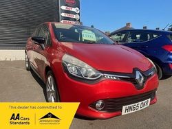 Red Used 2015 Renault Clio IV Dynamique Hatchback | £5,495 (A bit pricey)