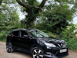 Black Used 2016 Nissan Qashqai N-Connecta SUV | £9,995 (Fair price)