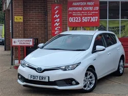 Pure white Used 2017 Toyota Auris Business Edition Hatchback | £11,999 (Fair price)