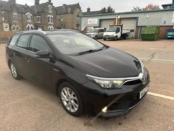 Black Used 2015 Toyota Auris Hybrid Estate | £5,250 (A bit pricey)