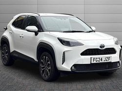 White Used 2024 Toyota Yaris Hybrid Design SUV | £23,450 (Fair price)