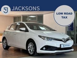 White Used 2016 Toyota Auris Hatchback | £6,840 (Fair price)