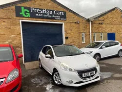 White Used 2015 Peugeot 208 Style Hatchback | £4,395 (Fair price)