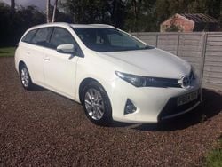 White Used 2014 Toyota Auris Estate | £4,099 (Fair price)