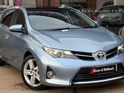 Blue Used 2014 Toyota Auris Hatchback | £5,000 (Fair price)