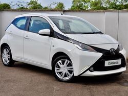 White Used 2015 Toyota Aygo x-press Hatchback | £6,295 (Fair price)