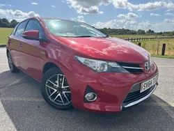 Red Used 2014 Toyota Auris Hybrid Hatchback | £7,990 (Fair price)