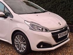 White Used 2019 Peugeot 208 Signature Sky Hatchback | £6,995 (Good price)