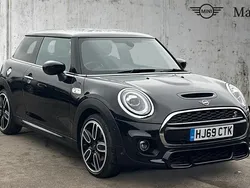 Midnight black Used 2019 Mini Cooper S Sport Hatchback | £14,660 (Fair price)