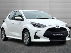 Pure white Used 2023 Toyota Yaris Hybrid Hatchback | £17,295 (Good price)