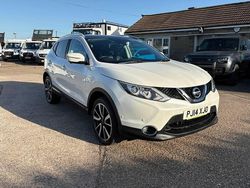 White Used 2014 Nissan Qashqai Tekna SUV | £5,495 (Fair price)
