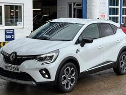 Glacier white Used 2024 Renault Captur Techno SUV | £15,995 (Fair price)