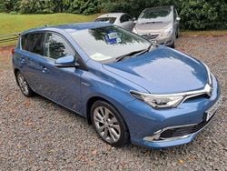 Blue Used 2015 Toyota Auris Hybrid Hatchback | £10,990 (Fair price)