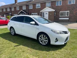 White Used 2014 Toyota Auris Hybrid Estate | £4,995 (Fair price)