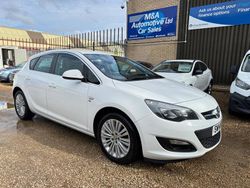 White Used 2014 Vauxhall Astra Excite Hatchback | £2,595 (Fair price)