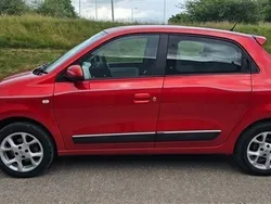 Metallic red Used 2015 Renault Twingo Dynamique Hatchback | £4,695 (Fair price)